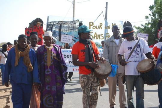 Bamako-Dakar-Karawane, Demo in Nioro/Mali, Januar 2011 (zweiter von links)