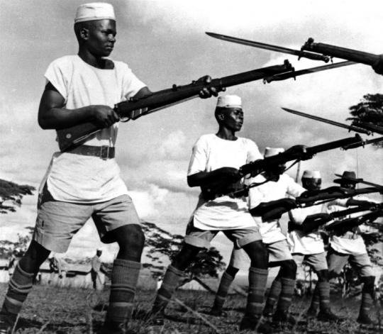 Afrikanische Kolonial­soldaten der britischen Streitkräfte beim Training.<br />
