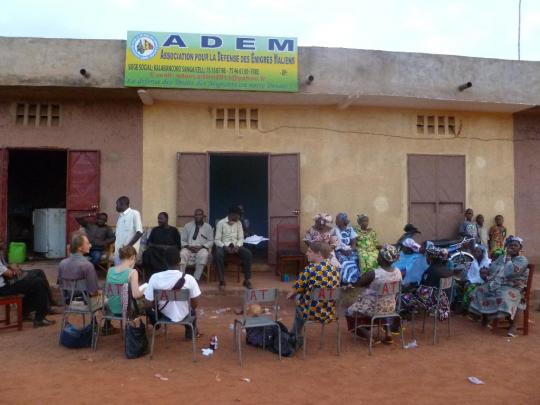 Versammlung vor dem Büro der ADEM in Bamako