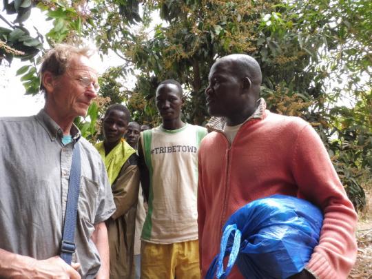 Aktivisten von Afrique-Europe-Interact (aus Bamako und Mecklenburg Vorpommern) beim Delegationsbesuch in Soukoutadala