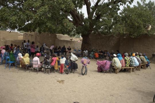 Treffen von Afrique-Europe-Interact (einschließlich Mitgliedern der europäischen Sektion) mit Bauern und Bäuerinnen in Koyan Koura im Office du Niger, die von Landgrabbing betroffen sind (März 2012)