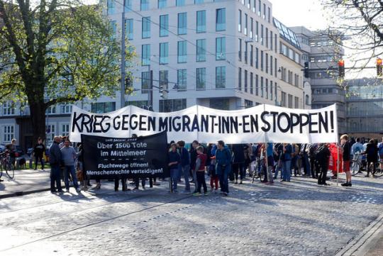 Auf dem Weg zum Innensenator. Weitere Bilder zur Demo finden "an folgender Stelle bei flickr{external}":https://www.flickr.com/photos/95137926@N08/sets/72157651696602998/with/17039813658/