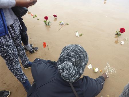 Am Strand von Saidia, Marokko, in CommémorAction an alle Toten und Vermissten auf den Meeren und an den Landesgrenzen<br />
(Bildquelle: Watch the Med – Alarmphone)