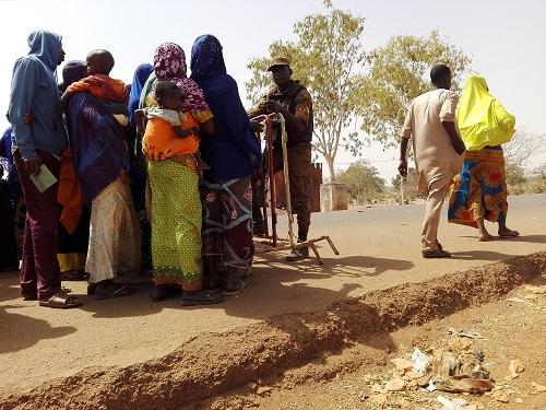 Des gens au point de contrôle [Photo : Alarmephone Sahara].