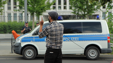 Riadh Ben Ammar lors de la manifestation Afrique-Europe-Interact contre le processus de La Valette à Berlin, 2016 [Photo : Marc Mennigmann].