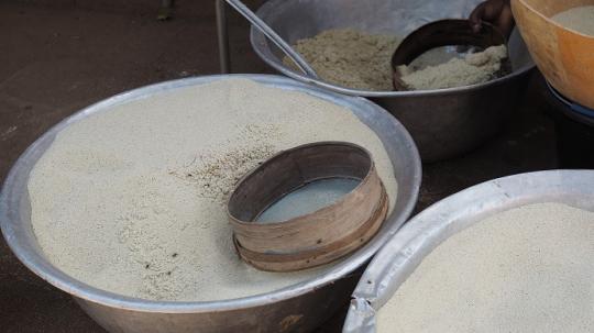 Genauso die Verarbeitung des feinkörnigen Fonio.
