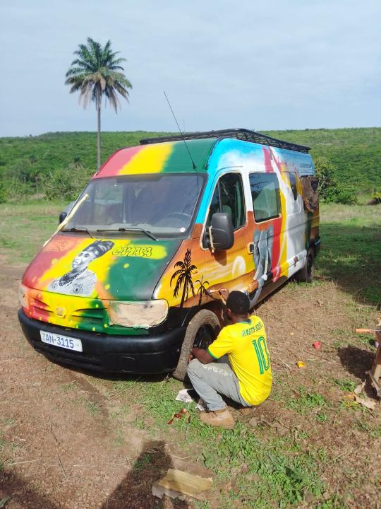 Doch dann hat Faso Kele das Auto gemäß seiner (Rastafari-)Überzeugungen umgestaltet. 