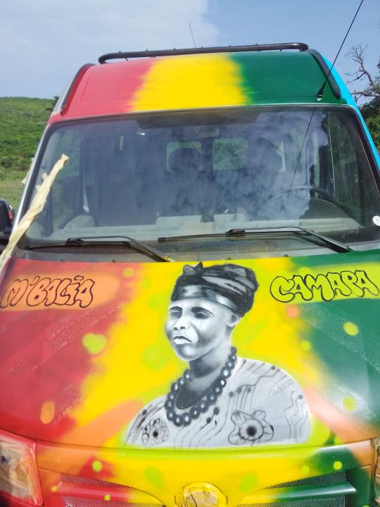 Die Frau vorne auf dem Auto ist Balia Camara (1929-1955), eine berühmte Vertreterin des Unabhängigkeitskampfes, die von einem mit der französischen Kolonialmacht loyalen Dorfchef ermordet wurde.  