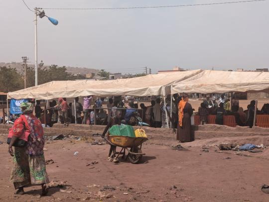 An vielen Orten in Afrika - auch in Mali - sind nicht zuletzt Mädchen und junge Frauen für das Holen von Wasser verantwortlich. 