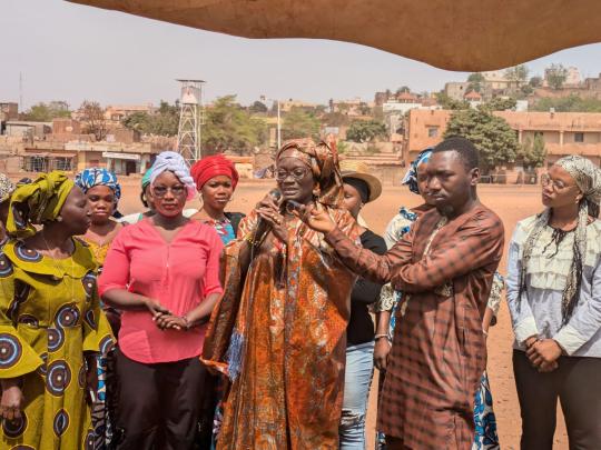 Aktivistin von Afrique-Europe-Interact, die unter anderem über das Verhältnis von Frauen und Männern in der Migration spricht. 