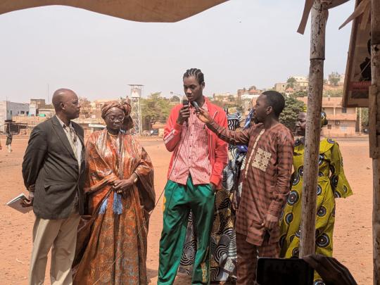 Rückgeschobener Migrant, der von seinen Erfahrungen in der Wüste und in Agadez (Niger) berichtet. 