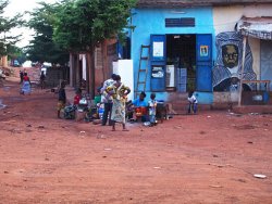 Magasin à l’angle d’une rue du quartier Djélibougou, où se trouve le bureau de l’AME
