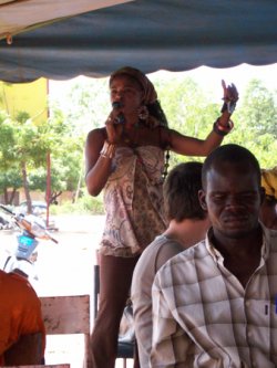Jahresversammlung III: Aktivistin von Si Nafa in Bamako (Ausbildungs- und Gesundheitsprojekt für Frauen)