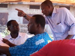 L’assemblée IV: Entretien entre des activistes de l’AME et un représentant de l’organisation sénégalaise « enda », partie prenante de la préparation de la caravane au Sénégal.
